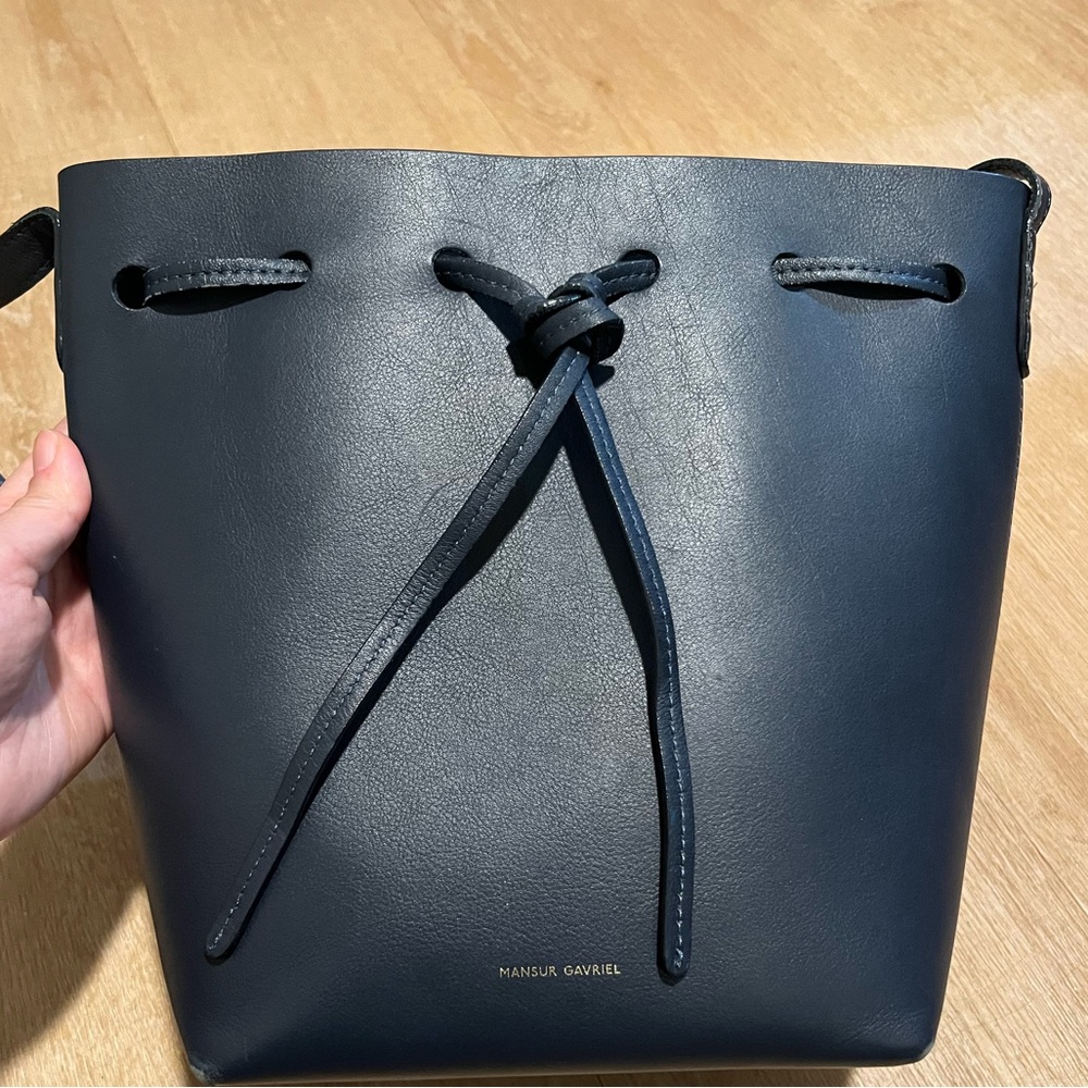 Mansur gavriel bucket bag -navy
